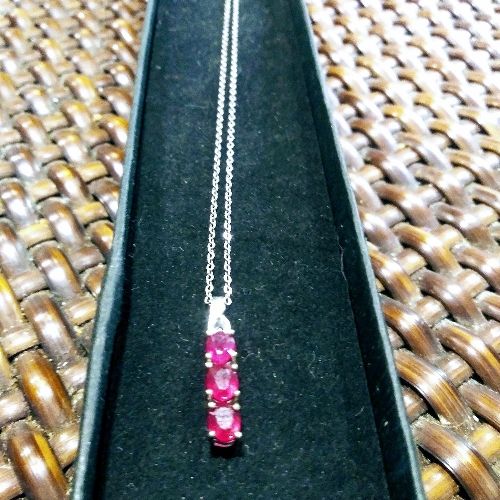 STUNNING. RUBY PENDANT ON - Picture 3 of 7